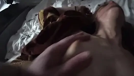 Perselingkuhan asli. Teman menyetubuhi istriku di pantat.