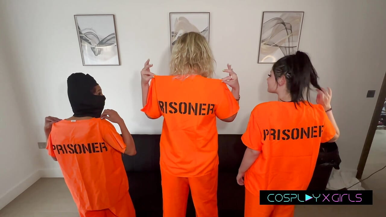COSPLAYXGIRLS - 3 אסירות משתוללות: לסביות בכלא נדפקות על ידי הסוהרים בגנגבנג קשוח