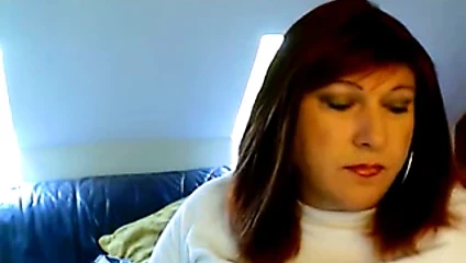 T-girl aynı anda 2 sigara içiyor