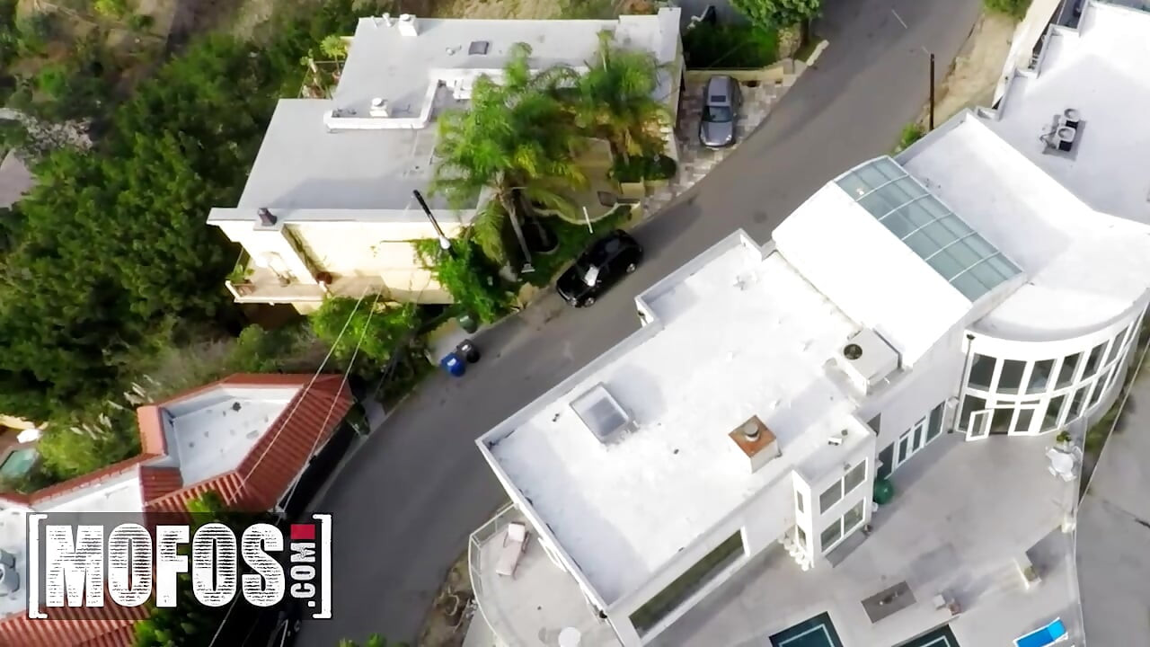MOFOS - Rachele Richey rasteže pičku dok je snima leteći dron