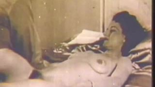 Un docteur guérit une fille sexy avec l&#39;aide de la baise (vintage des années 40)