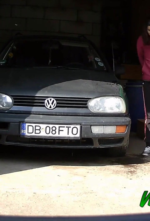 Maya se venga de su novio y hace pis en su auto