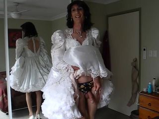 Crossdresser masturbándose en vestido de boda acortado