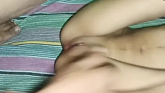 18 yaşındaki öğrenci gerçek desi bakire genç Hintli kız ilk kez göğüslerini ve amını seviyor sert anal parmaklama kız arkadaş kolej