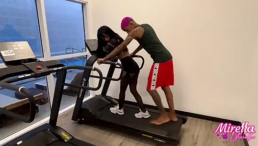 Я — худая силиконированная девушка из Smart Fit