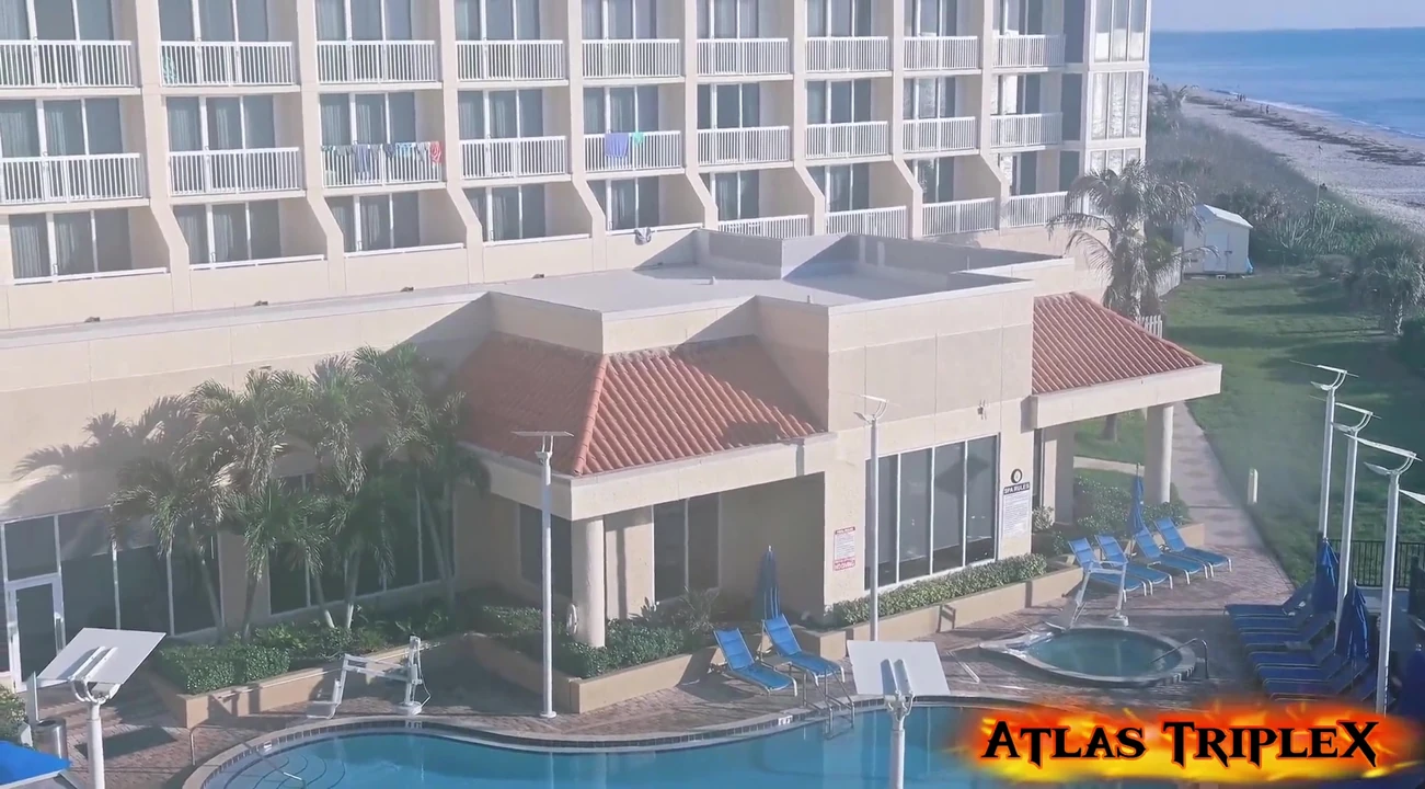 Plaj sürtükleri tatil köyünde cankurtaranla sikişiyor