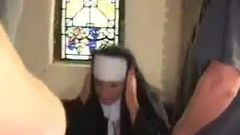 Giovane suora sodomizzata scopata in chiesa