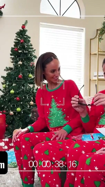 Freeuse enteada e esposa se unem para presentear óculos de raio-x do padrasto para o Natal | Clipe 1