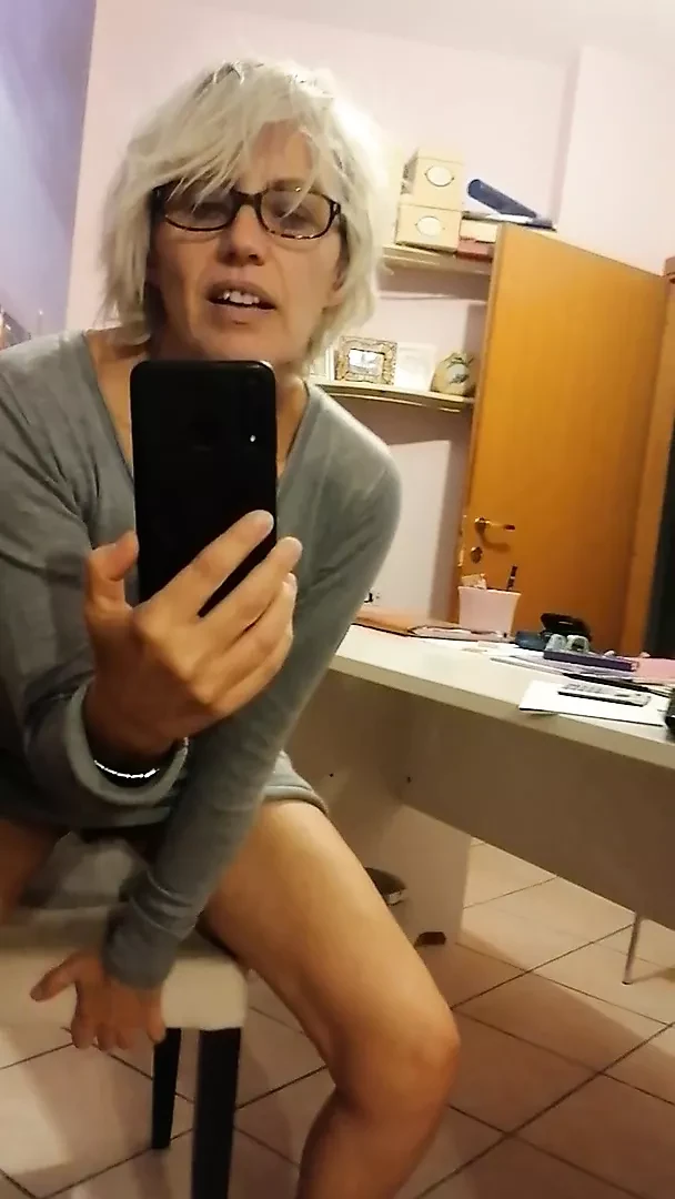 Sabina Agos pisses to relax