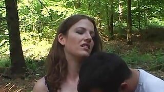Una formosa ragazza francese si fa scopare i suoi buchi umidi nel bosco