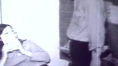Молодая девушка качается с двумя мужчинами (винтаж 1960-х)