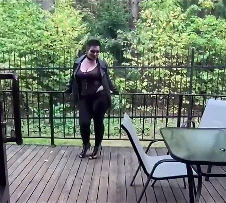 Une belle-mère vient à la soirée de crémaillation de son beau-fils et organise une pipe brutale, une sodomie de la chatte et une gorgée de sperme