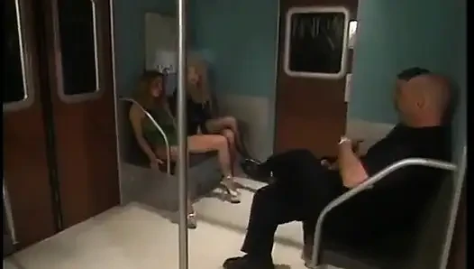 Шлюшка наблюдает, как ее подруга скачет на жестком члене в машине метро