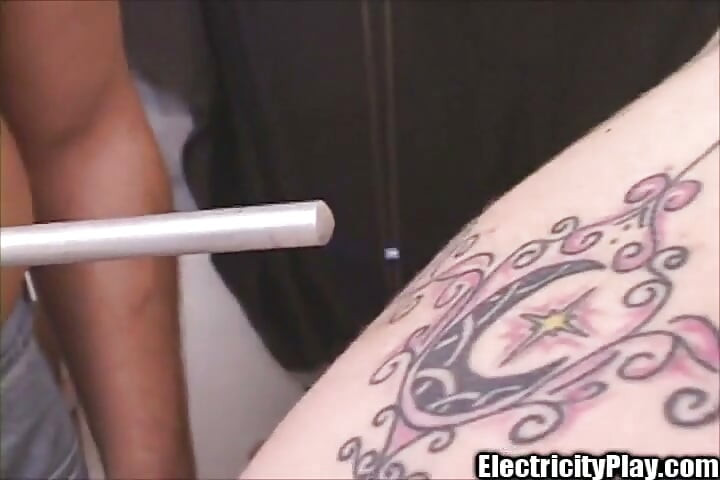 Rothaarige tattoo scooter tramp elektro BDsm schlampe blowjob-fick!