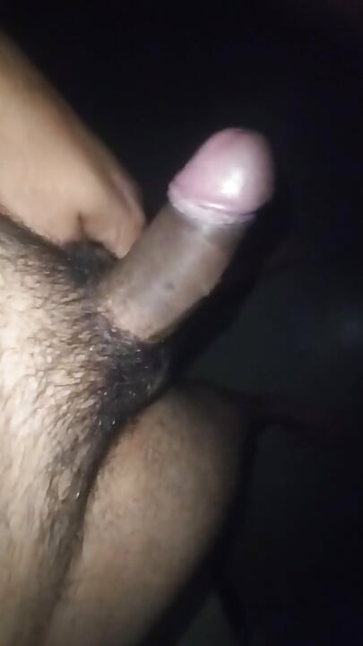 Potpuno sam gola i sama udaram glavom.