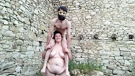 Güçlü iri güzel kadın omuzlarında taşıma - boşalana kadar omuza binme elle muamele