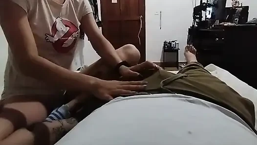 Kız yarak için çıldırıyor bana mastürbasyon yapıyor ve yarağımı yiyor