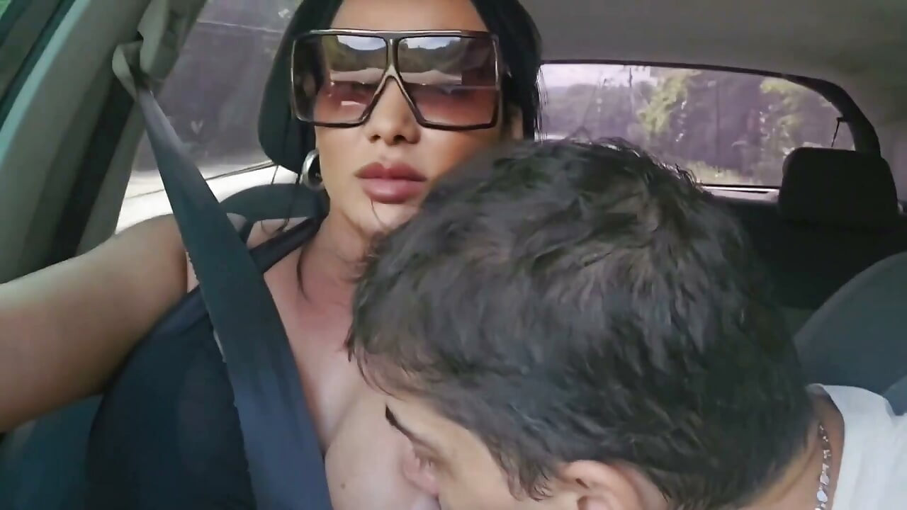 Suging av kuk i bilen