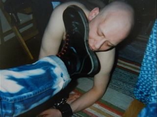 Skinhead niewolnik lizać buty i jeść cum