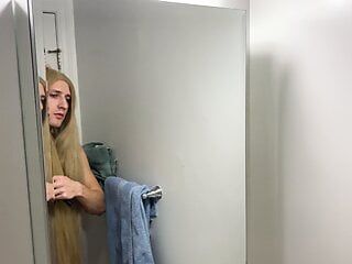 Трансвестит поправляє брудну перуку