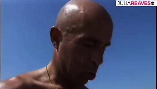 Kaltak büyük bir yarağı emiyor ve sonra plajda sert sikiliyor