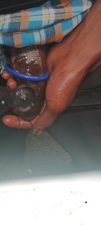 ChocolateMeat stick colocando um anel de pau em torno de seu bbc com óleo
