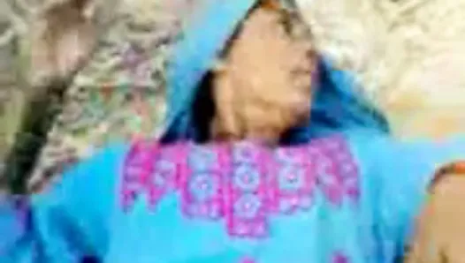 Индийская деревенская тетушка трахается на улице