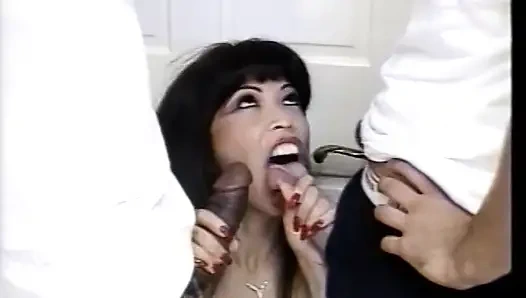 Грязной азиатской милфе нужно в реальном действии сравнить, какой хуй она предпочитает белый или черный