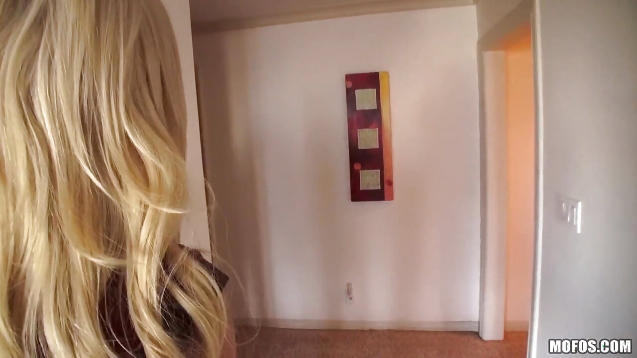 Mofos - blondynka Anikka Albrite i Madelyn łapią męża Toni w trójkącie z amatorską opiekunką do dziecka