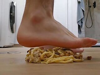 Smashing pasta carbonara avec mes gros pieds