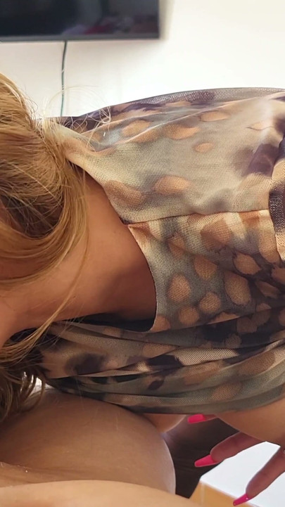 Süper ateşli orta yaşlı seksi kadın çarpıcı bir elle muameleden sonra beni külotunda boşalttı | Klip 3