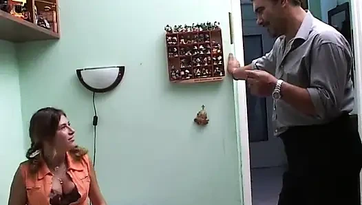 Düz memeli vücut kıllı sarışın için göt sikişi ve göğüslerine boşalma