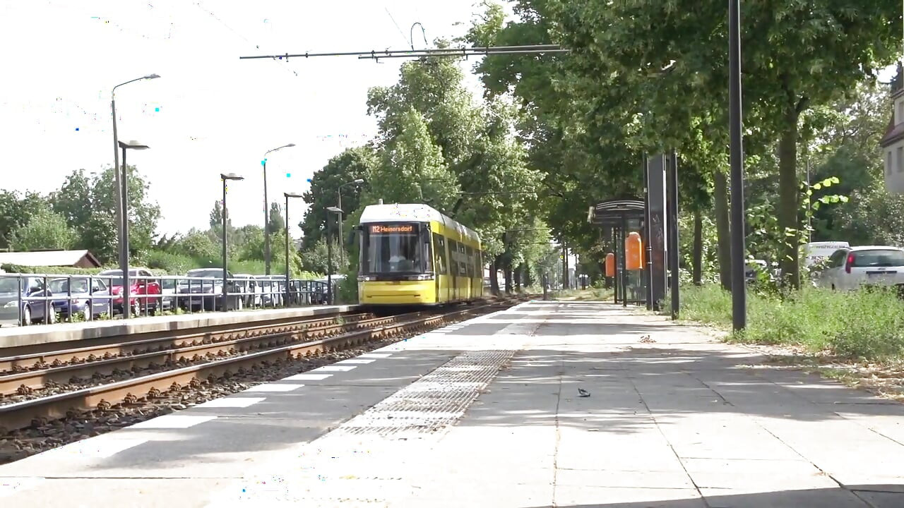 Meid met grote borsten wordt bevredigd met een warme lading