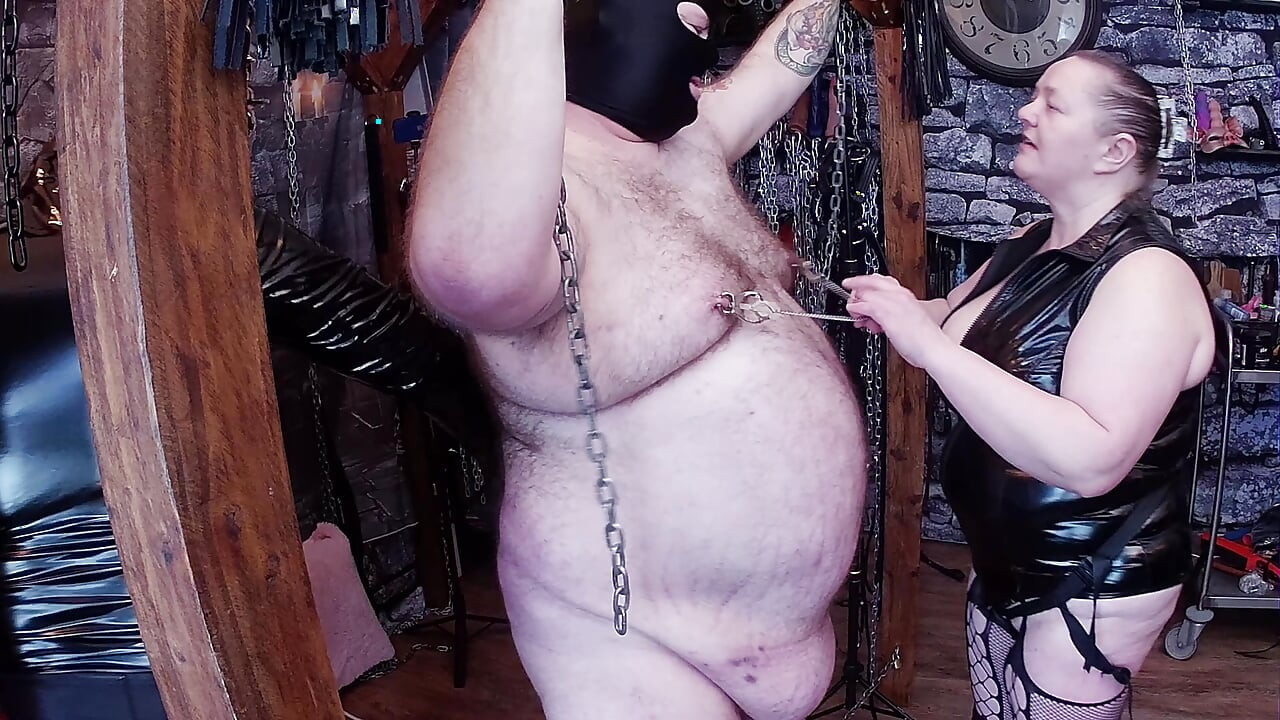 Część 2: -Domina Satana i Lanista nieść swojego stażystę blackBerry milf w lochu, aby bawić się niewolnikiem Dazzer