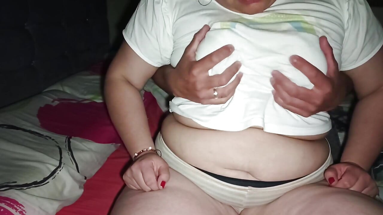 섹시한 피어싱을 드러내는 아름다운 자연스러운 가슴