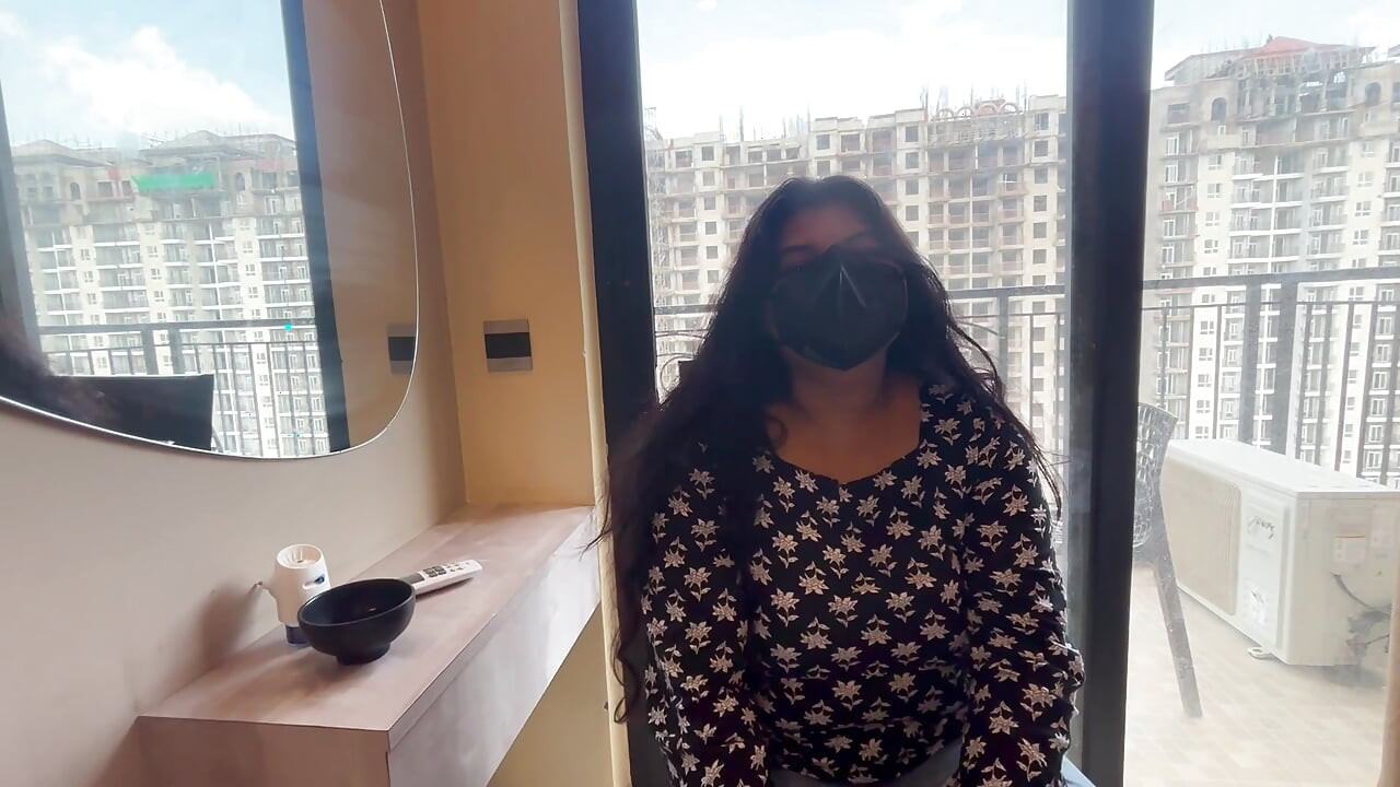 Ateşli büyük memeli Hintli öğrenci azgın öğretmen tarafından sert sikiliyor