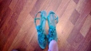 Éjacule sur les sandales bien portées de ma copine