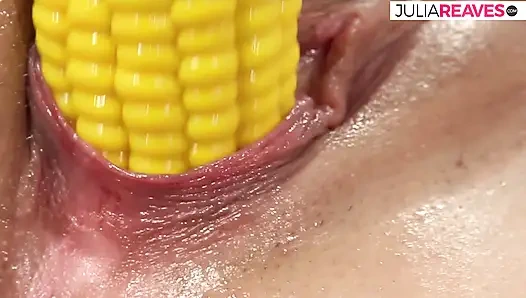 Schätzchen stöhnt, als sie ihre enge muschi mit einem massiven dildo fickt