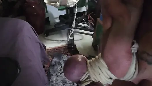 Praktek cambuk dan mencambuk cewek penurut