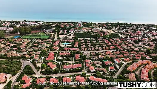 Tushy, si cewek hot rambut merah audrey reid lagi asik dientot sama suaminya di luar ruangan