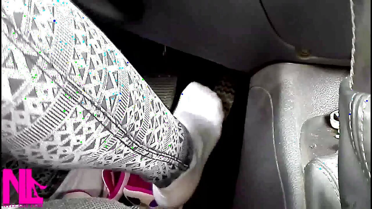 Pedalando bombeando em tênis brancos e meias de algodão