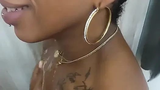 Межрасовый секс в душе с колумбийкой в отпуске