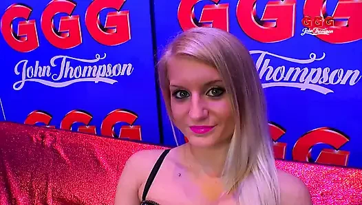 Anna si cewek seksi rambut pirang pengen telan sperma di sofa ruangan casting