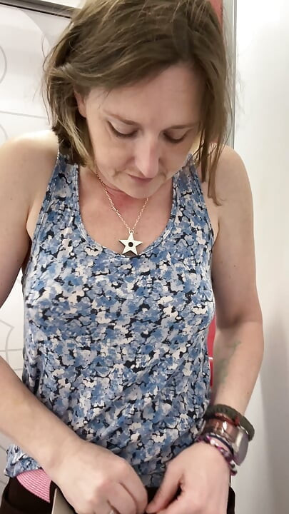 Começando a Tirar a Roupa Em Uma Viagem De Compras De Aniversário - Filmando Falha