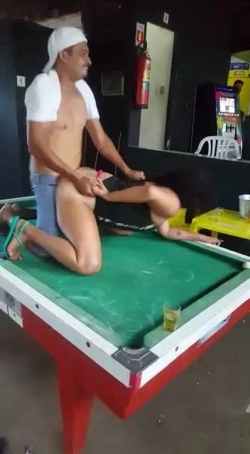 Amigos fudendo na mesa de sinuca