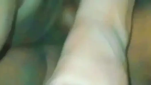 Die stiefmutter hüpft auf dem großen schwanz ihres stiefsohns, wird dann wie ein Hund gefickt und squirtet nonstop Saft aus ihrer muschi.