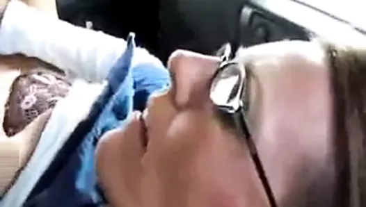 Взаимная мастурбация в машине с камшотом на лицо