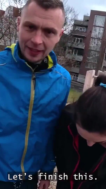 HUNT4K. Letépte a nadrágját és idegen farkát szopta a BF előtt újaknak | 1. klip