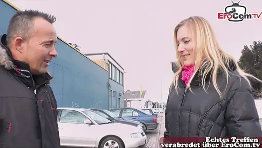 Pirang Jerman didekati di jalan dan disetubuhi di pantat