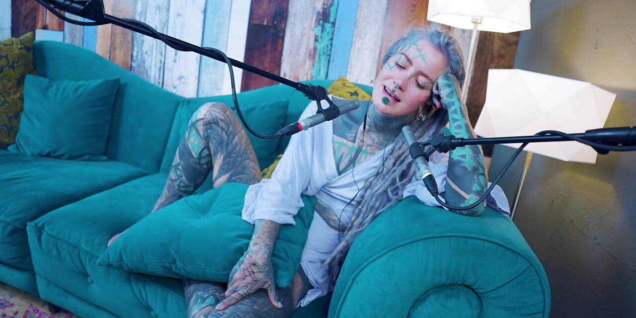 Puhun H - Onnellisuus - ASMR podcast SFW puhuu gootti laiha tyttö rastat tatuointi malli musteella tyttö